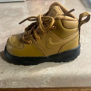 Nike Manoa
Baby/Toddler Boot   Size 5C